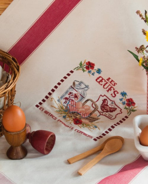 Torchon de cuisine 100% coton, Aïda 6,5 pts/cm, coloris écru/rouge, 52x72 cm, à broder. Fabrication française. Grille dans l’Agenda 2022.