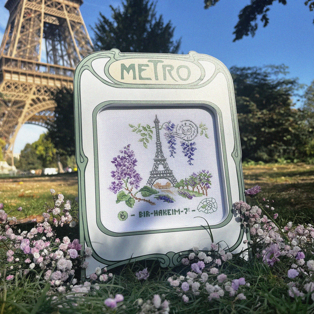 Découvrez l’agenda calendrier 2027 « Paris, au fil des saisons » : 12 créations au point de croix de Véronique Enginger, des anecdotes et des citations.
