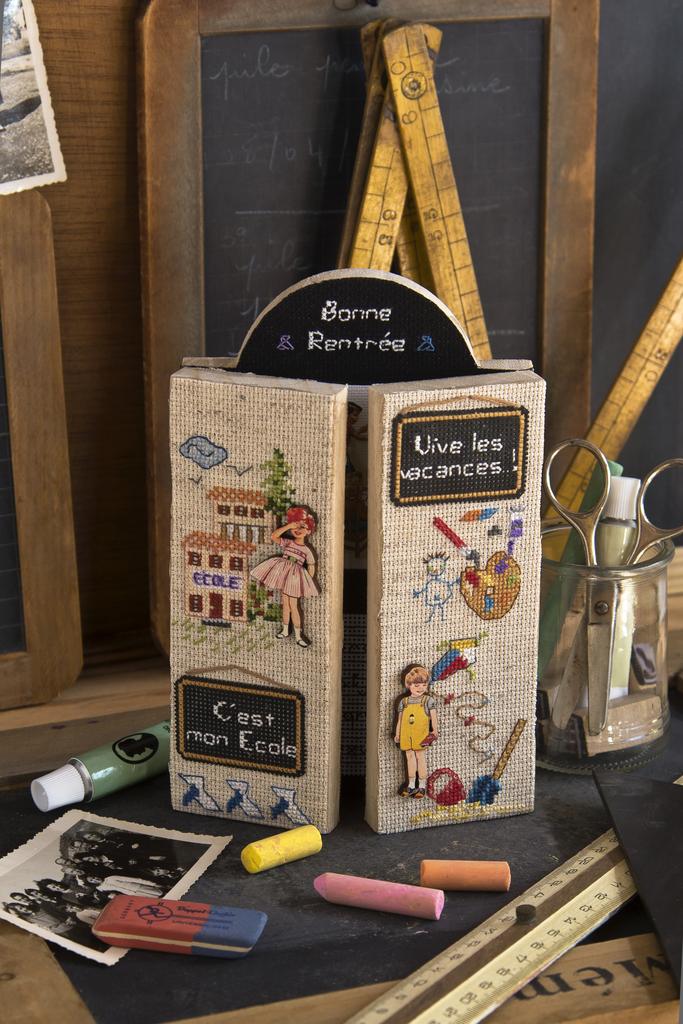 Triptyque « École » en bois naturel (40x45 cm) avec coupon Aïda ivoire pour broderie point de croix. Grille dans Création Point de Croix n°102 (non incluse).