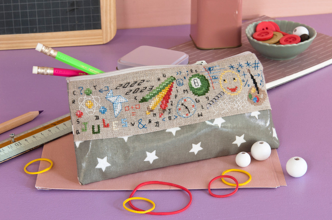 Trousse à crayons « Étoiles » en toile cirée et lin (21x10 cm) à broder au point de croix, fabrication française. Grille dans CPC n°96 (non incluse).
