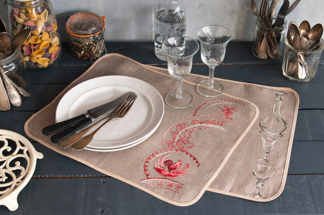 Mook point de croix : brodez la vaisselle ancienne sur torchons, nappes et linge de maison — assiettes, tasses et couverts rétro pour une déco de table raffinée.