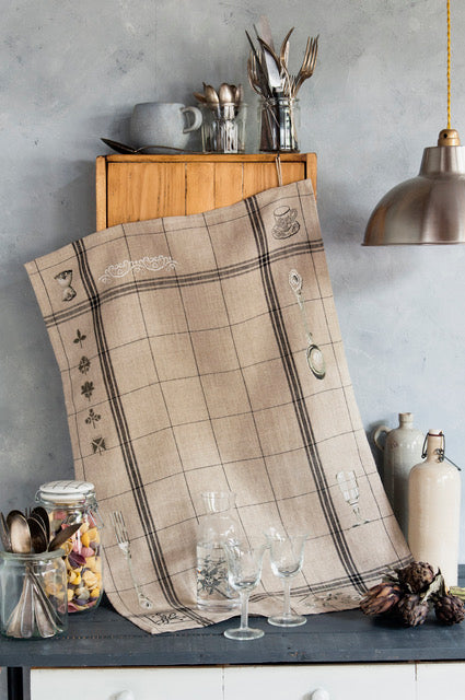 Mook point de croix : brodez la vaisselle ancienne sur torchons, nappes et linge de maison — assiettes, tasses et couverts rétro pour une déco de table raffinée.