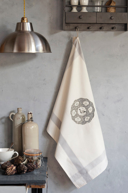 Mook point de croix : brodez la vaisselle ancienne sur torchons, nappes et linge de maison — assiettes, tasses et couverts rétro pour une déco de table raffinée.