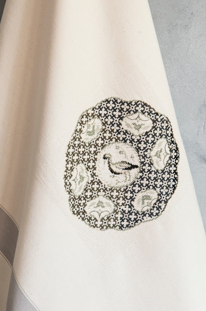 Mook point de croix : brodez la vaisselle ancienne sur torchons, nappes et linge de maison — assiettes, tasses et couverts rétro pour une déco de table raffinée.