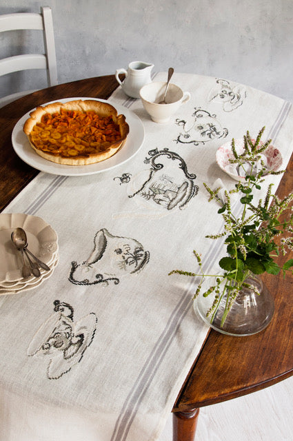 Mook point de croix : brodez la vaisselle ancienne sur torchons, nappes et linge de maison — assiettes, tasses et couverts rétro pour une déco de table raffinée.