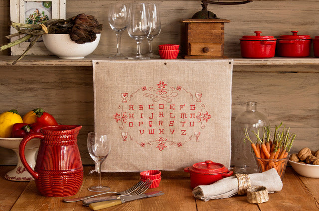 Mook point de croix : brodez la vaisselle ancienne sur torchons, nappes et linge de maison — assiettes, tasses et couverts rétro pour une déco de table raffinée.