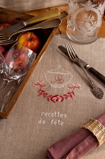 Mook point de croix : brodez la vaisselle ancienne sur torchons, nappes et linge de maison — assiettes, tasses et couverts rétro pour une déco de table raffinée.