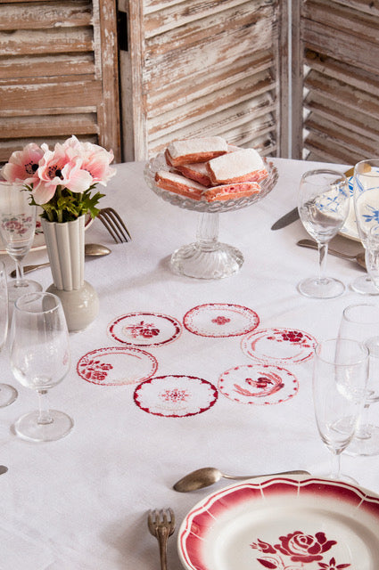 Mook point de croix : brodez la vaisselle ancienne sur torchons, nappes et linge de maison — assiettes, tasses et couverts rétro pour une déco de table raffinée.