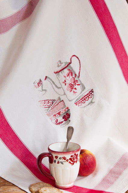 Mook point de croix : brodez la vaisselle ancienne sur torchons, nappes et linge de maison — assiettes, tasses et couverts rétro pour une déco de table raffinée.