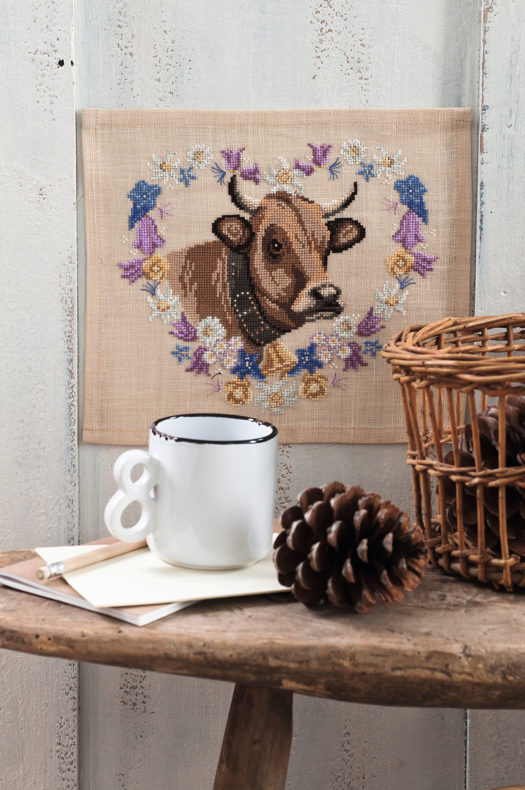 Mook point de croix : 22 modèles champêtres inédits — animaux de ferme, étiquettes, recettes et motifs terroir à broder.