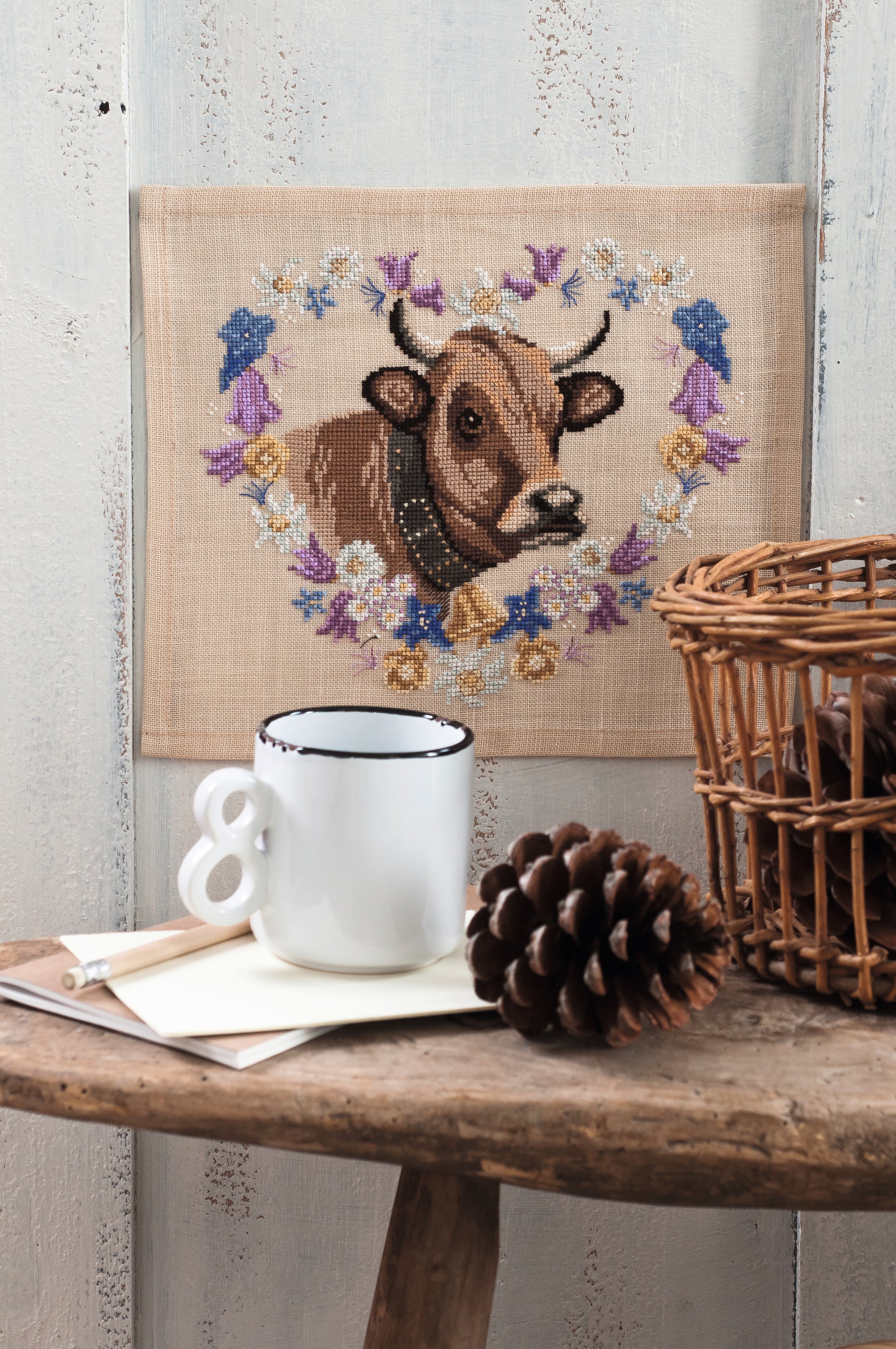 Mook point de croix : 22 modèles champêtres inédits — animaux de ferme, étiquettes, recettes et motifs terroir à broder.