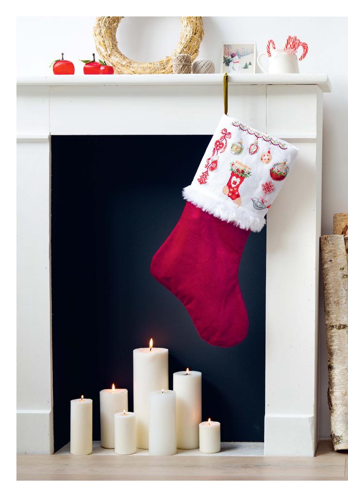 Création Point de Croix N°61 : spécial Noël – nappe, chaussette, sac du Père Noël et cadeaux brodés. Grilles inédites Nov/Déc 2016.