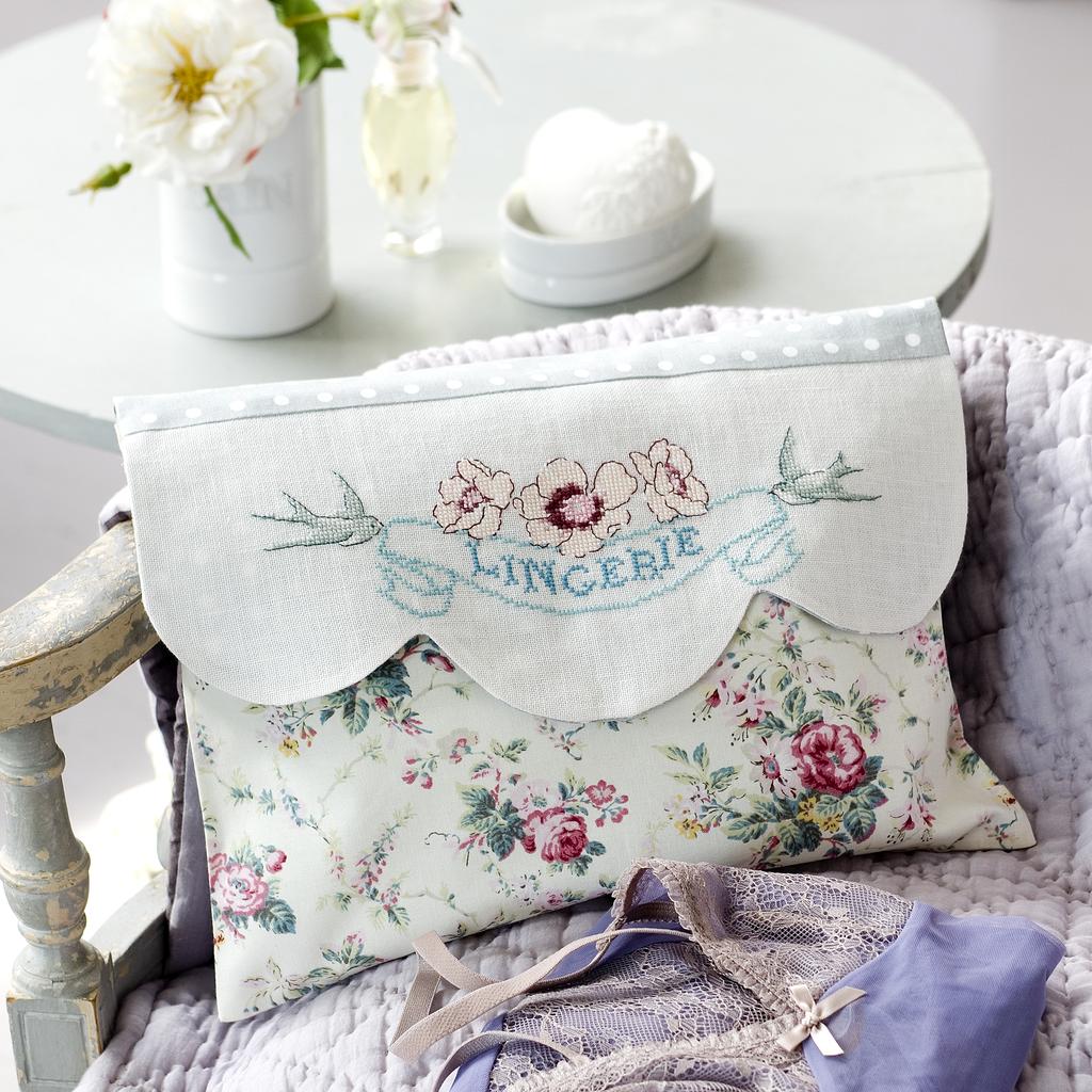 Pochette festonnée « Lingerie » d’Hélène Le Berre, Création Point de Croix n°003