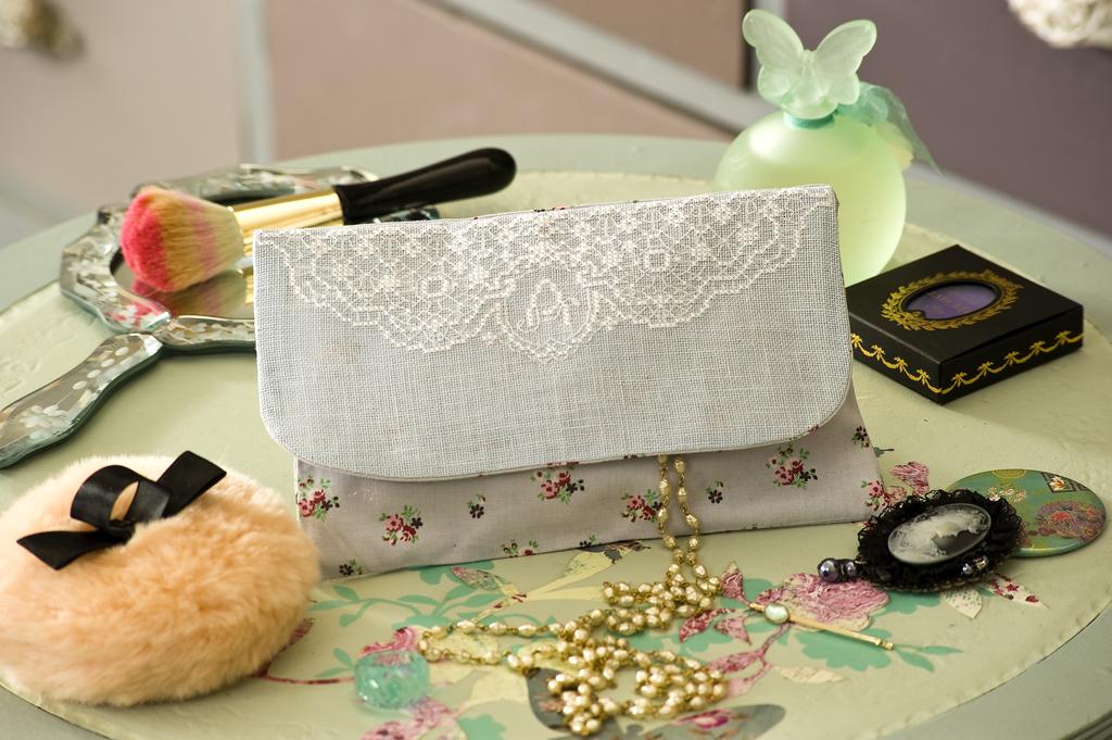 Pochette bijou de Véronique Enginger, Création Point de Croix n°008