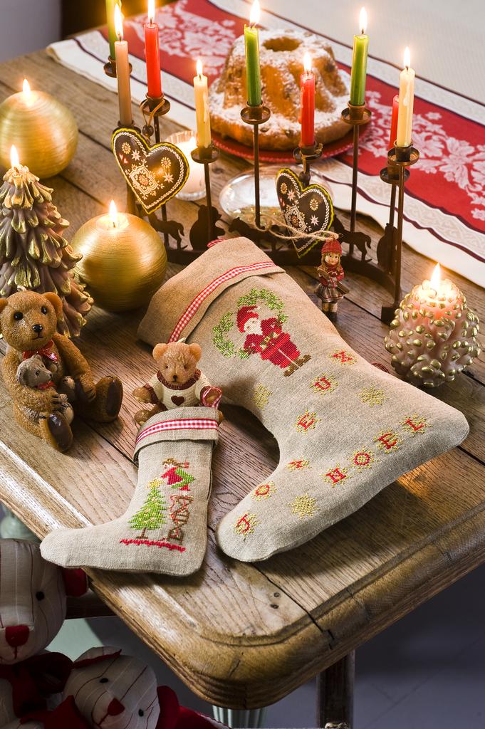 Des bottes pleines de cadeaux de Véronique Enginger, Création Point de Croix n°025