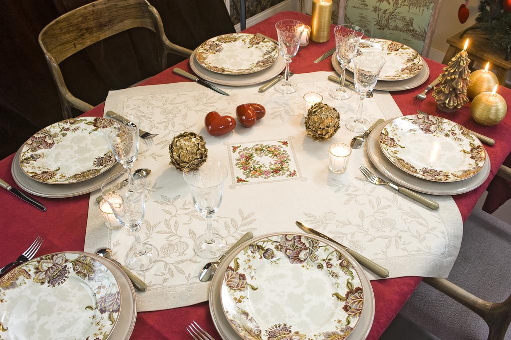 Nappe « Couronne Sylvestre » de Véronique Enginger, Création Point de Croix n°025