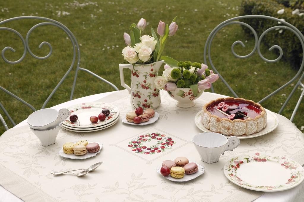 Nappe « Cerises » de Véronique Enginger, Création Point de Croix n°030