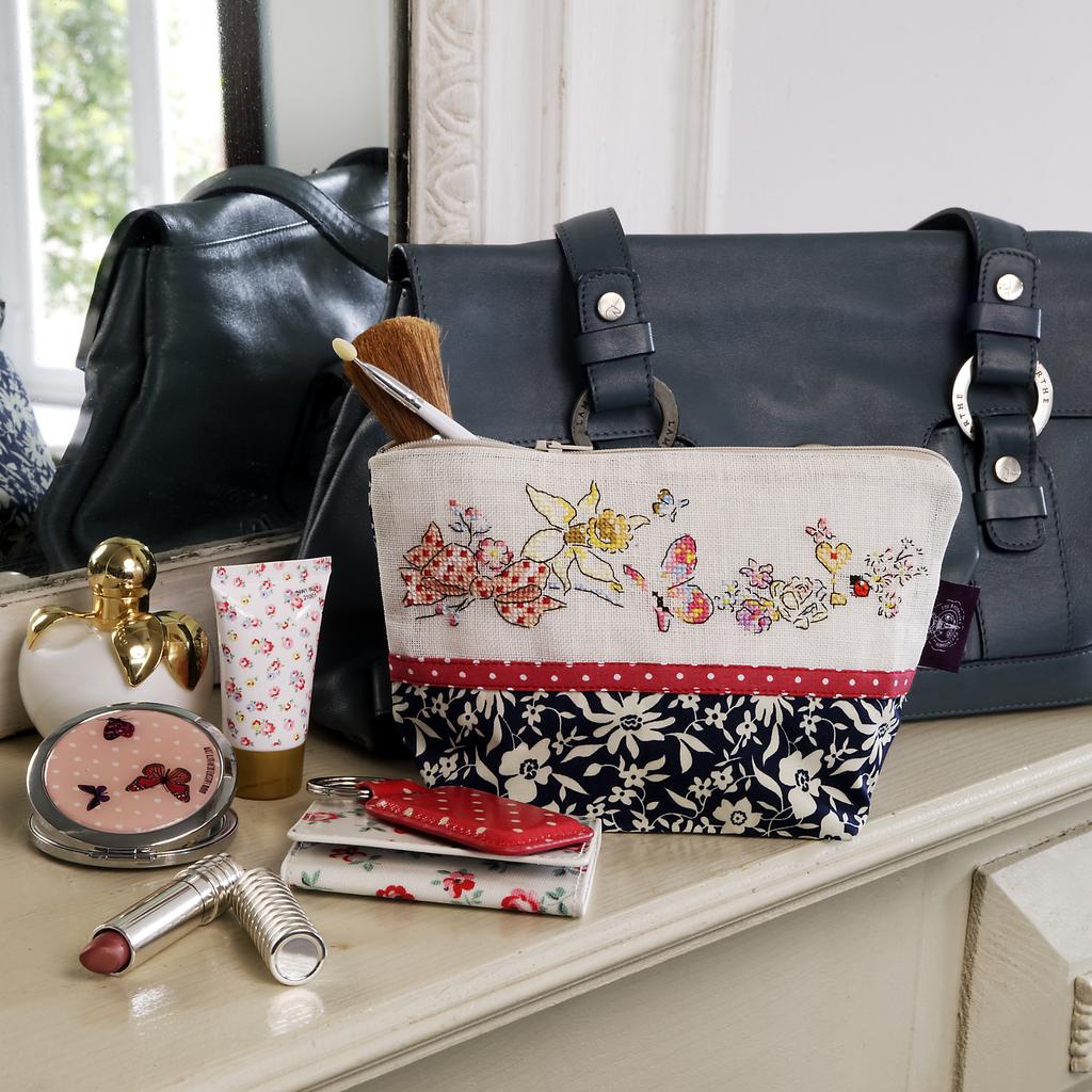 La trousse « Jardin de papillons » de Hélène le Berre, Création Point de Croix n°030