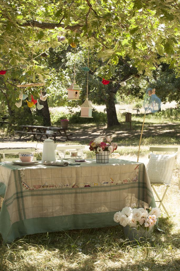 Une jolie table, un bon repas dans le jardin !, Création Point de Croix n°057