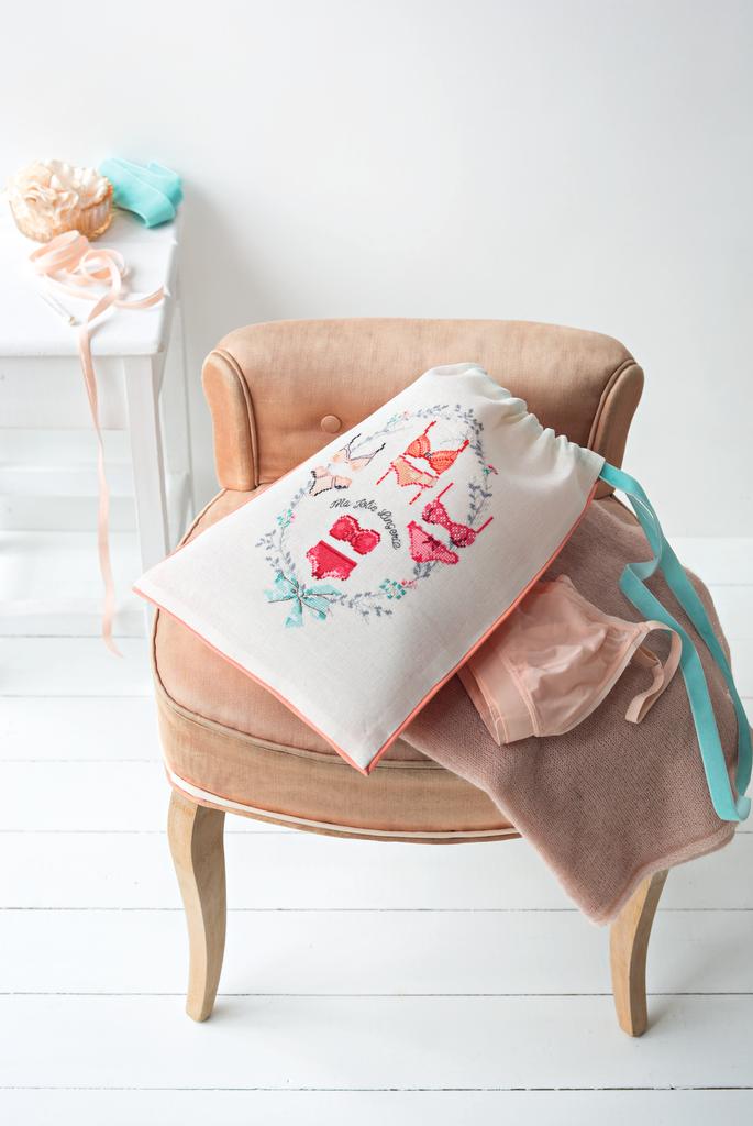 Pochon esprit boudoir de Hélène le Berre, Création Point de Croix n°057