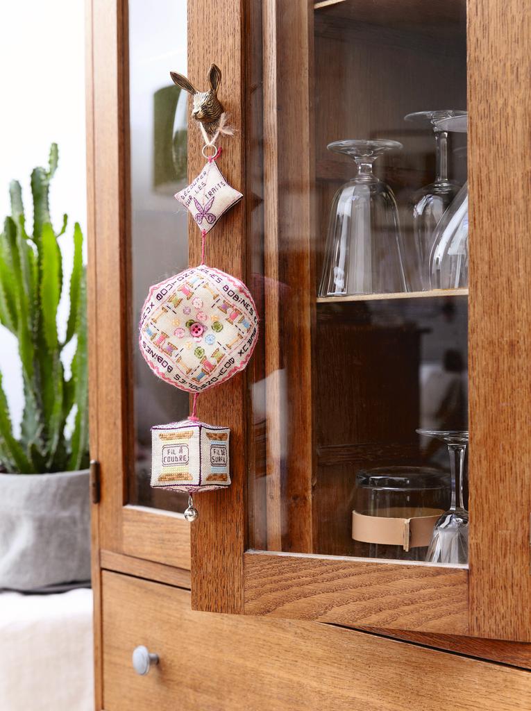 La suspension de porte  de Marie A nne Réthoret, Création Point de Croix n°057