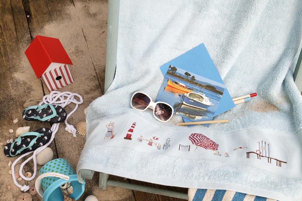 Les pieds dans l’eau de Hélène le Berre, Création Point de Croix n°059