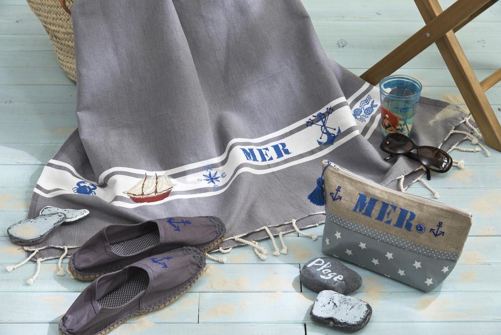 Fouta, trousse et espadrilles au bord de la mer, Création Point de Croix n°059