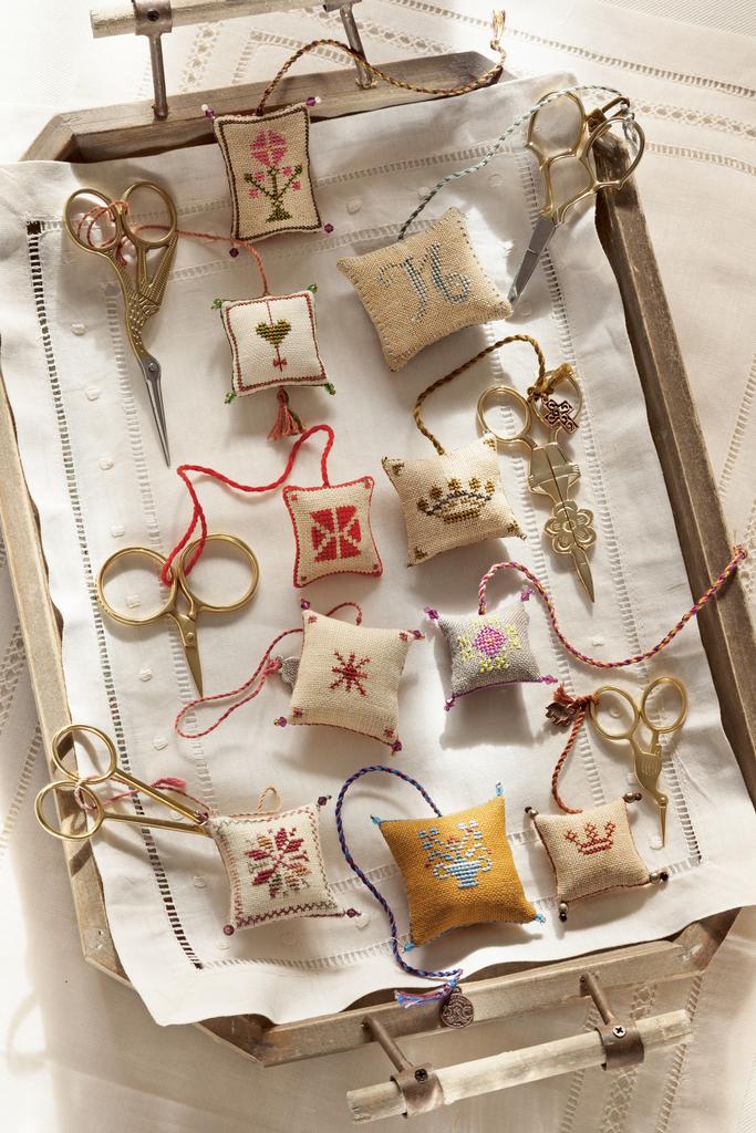Des petits coussins pour ciseaux, Création Point de Croix n°060