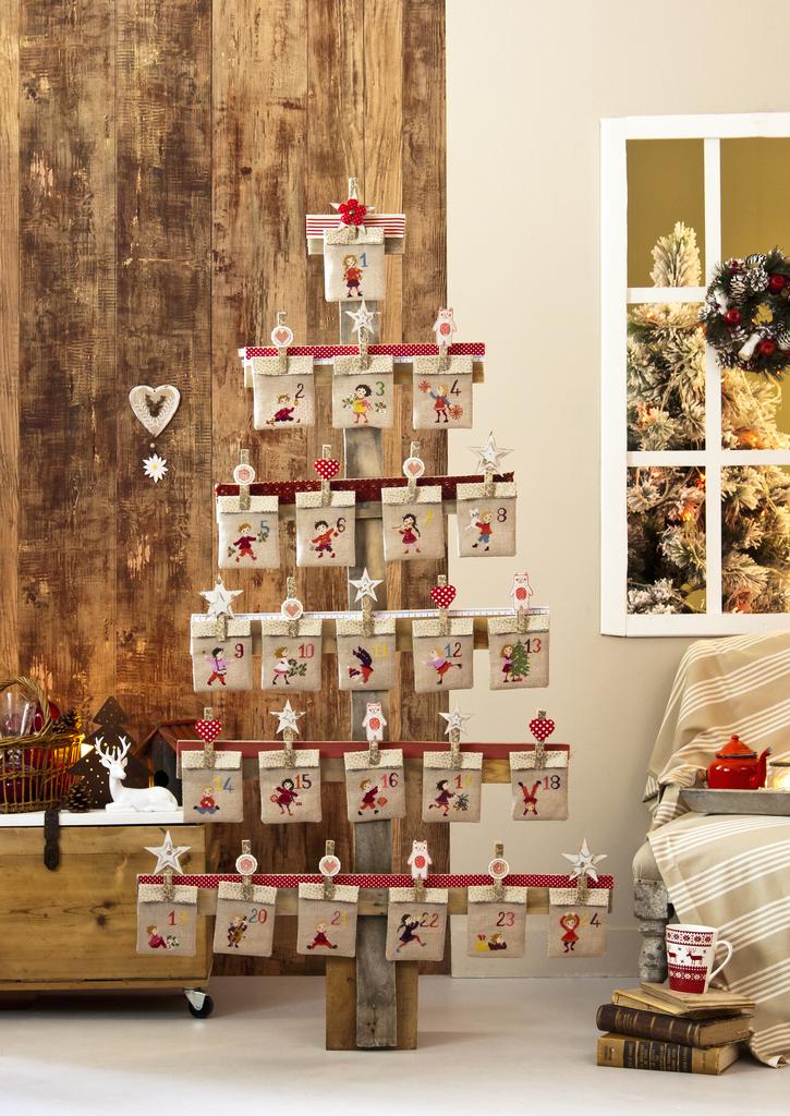 Sapin de Noël en bois en guise de calendrier de l’Avent, Création Point de Croix n°067