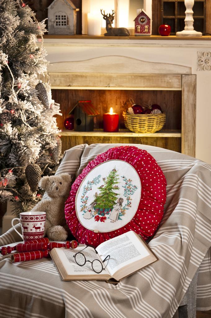Coussin de Noël « Deux petites filles », Création Point de Croix n°067
