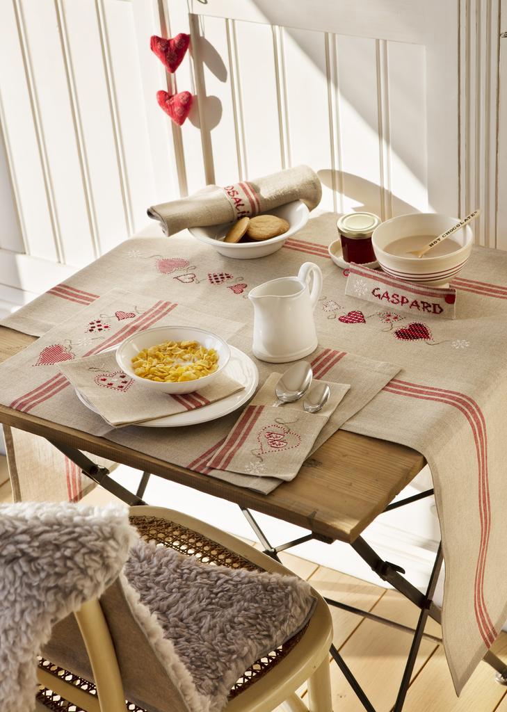 Table « Coup de cœur », Création Point de Croix n°068