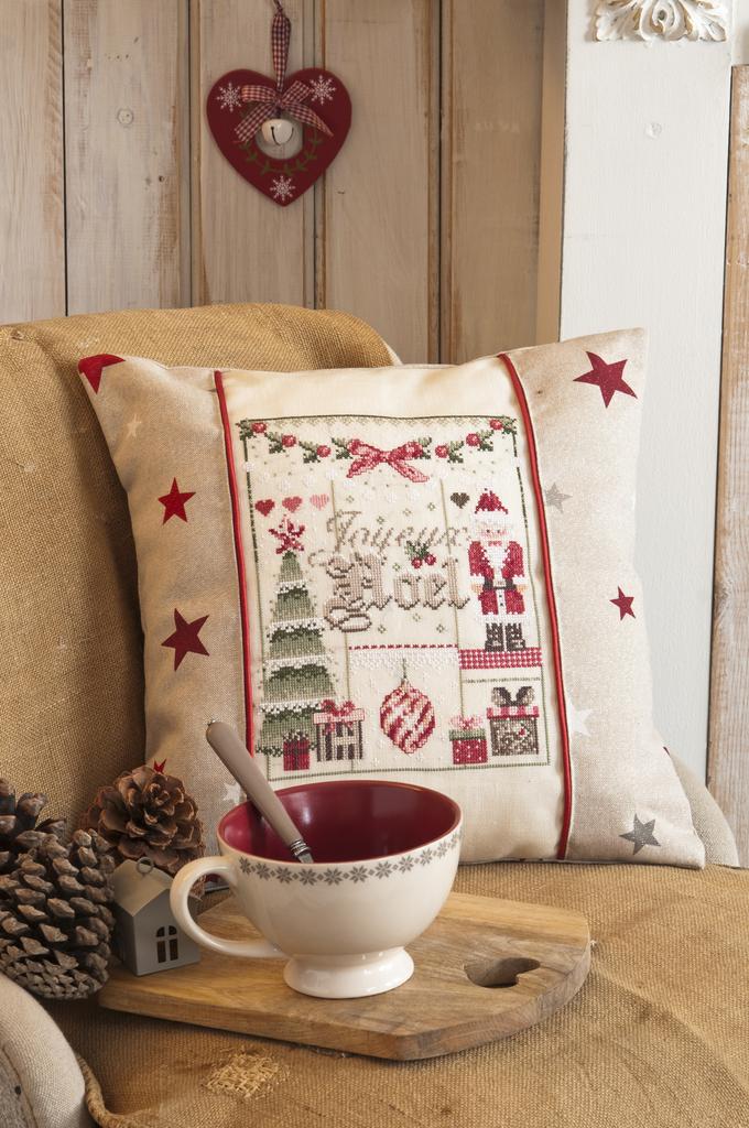 Un joli coussin « esprit Noël », Création Point de Croix n°073
