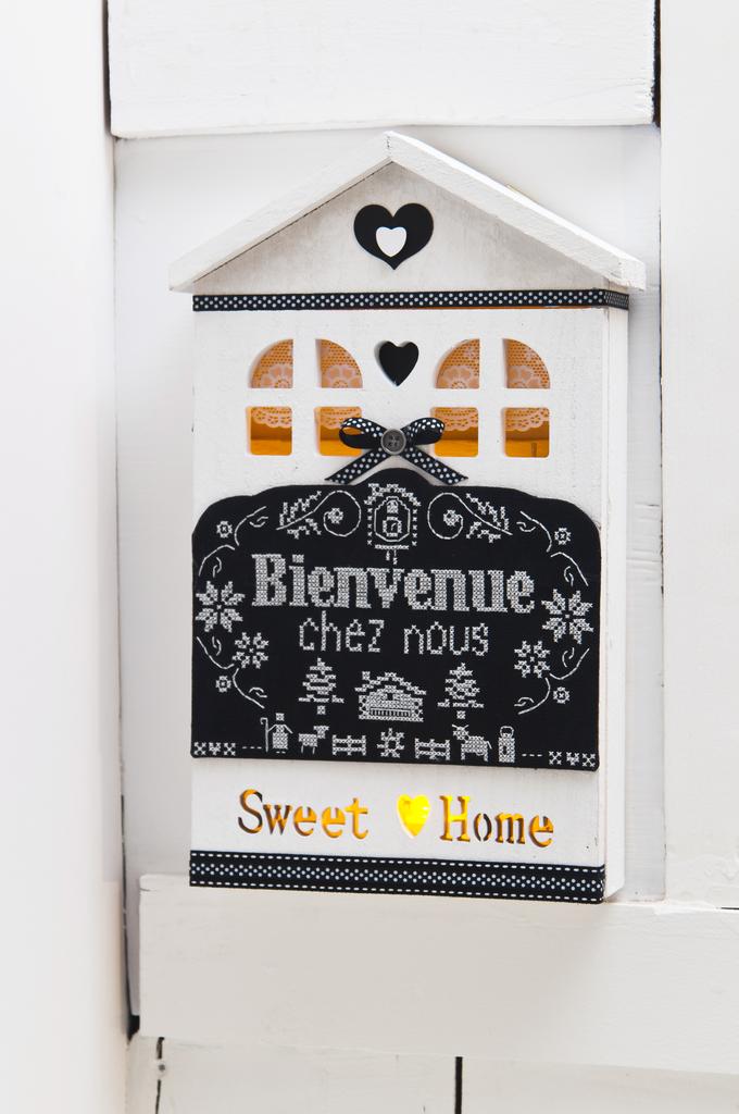 Une maisonnette comme une boîte à clefs, Création Point de Croix n°074
