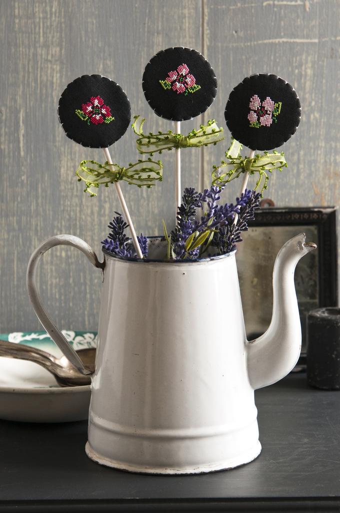 Des petites fleurs brodées, Création Point de Croix n°076