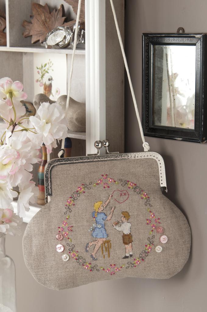 Une jolie trousse avec son fermoir, Création Point de Croix n°081