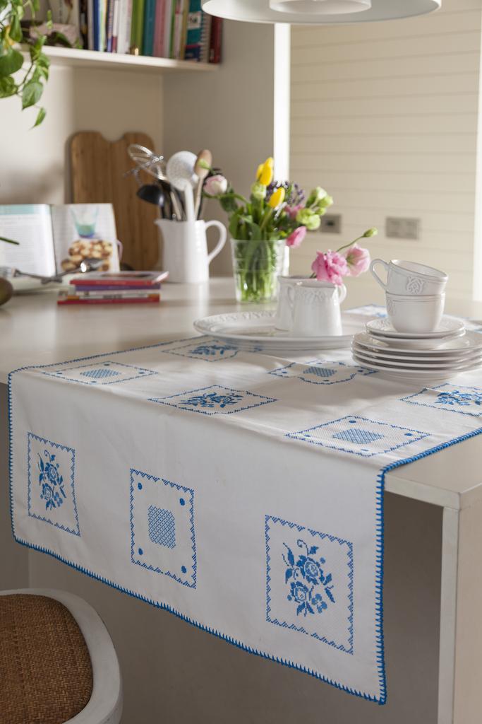 Nappe fleurs Digoin, Création Point de Croix n°082