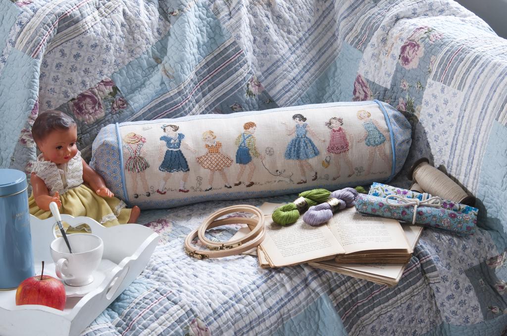 Farandole d’enfants sur un coussin !, Création Point de Croix n°083