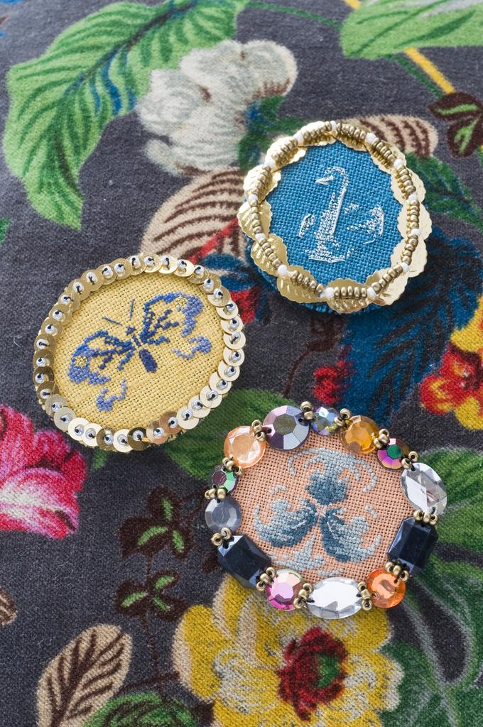 Jolies broches, Création Point de Croix n°087