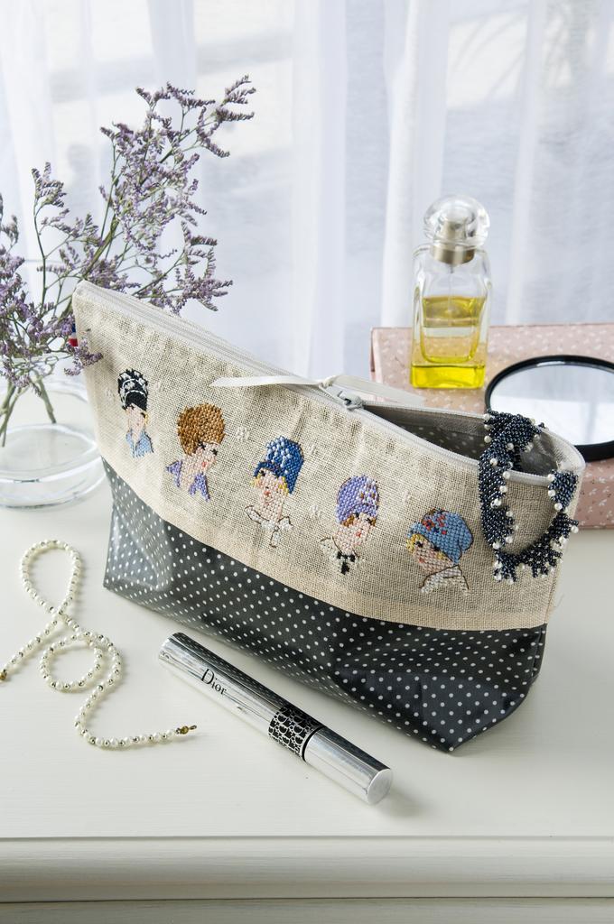 Trousse de toilette « chapeau cloche  » des années 20, Création Point de Croix n°087
