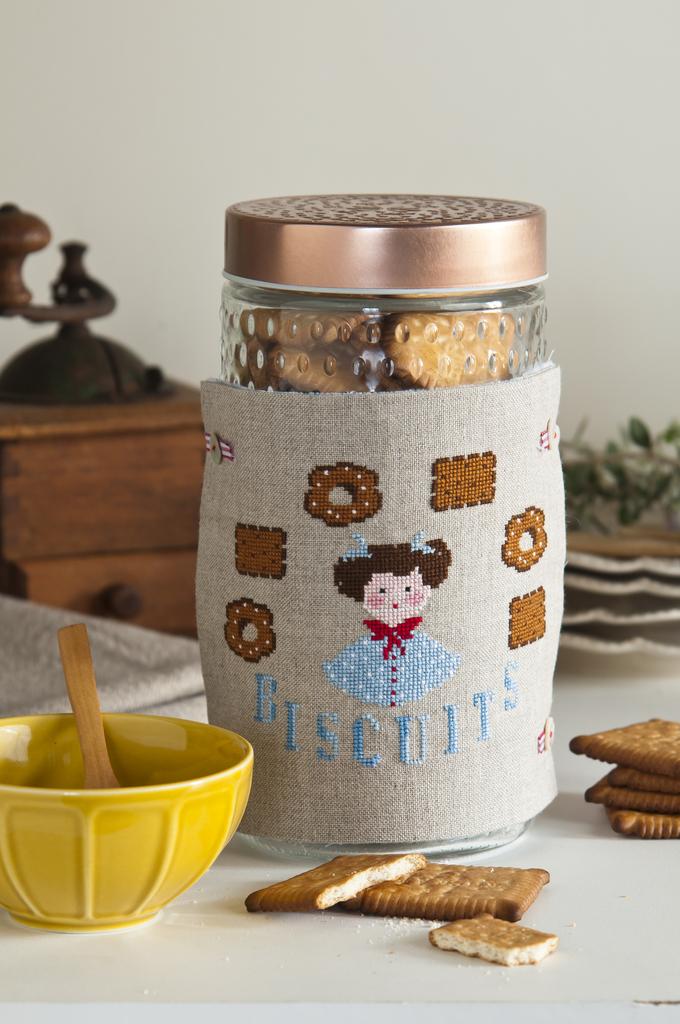 Un pot en verre brodé pour vos délicieux biscuits, Création Point de Croix n°088