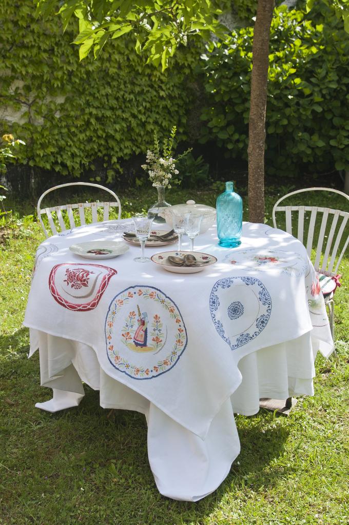Des assiettes anciennes brodées sur la nappe, Création Point de Croix n°089