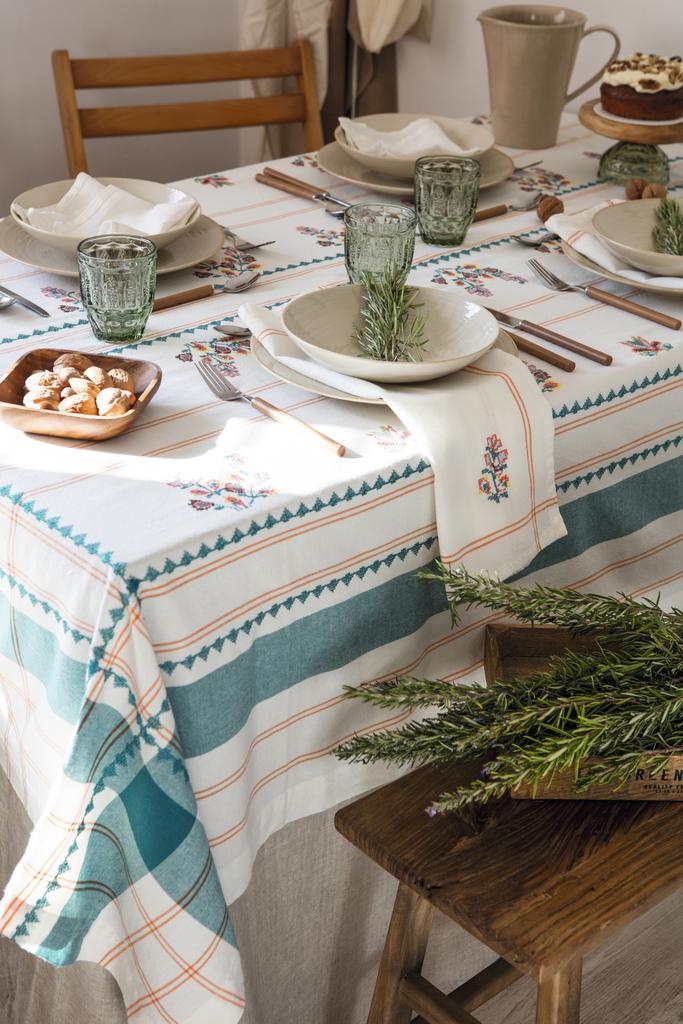 Une nappe de saison, Création Point de Croix n°090
