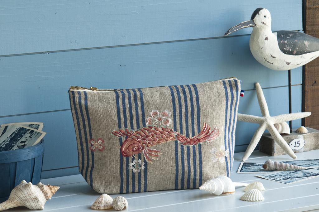 Une trousse brodée d’un poisson, Création Point de Croix n°095