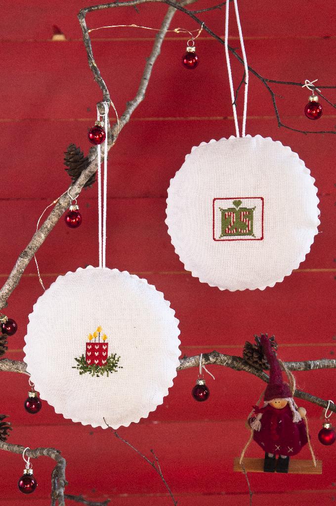 Des grosses boules de Noël à broder, Création Point de Croix n°103