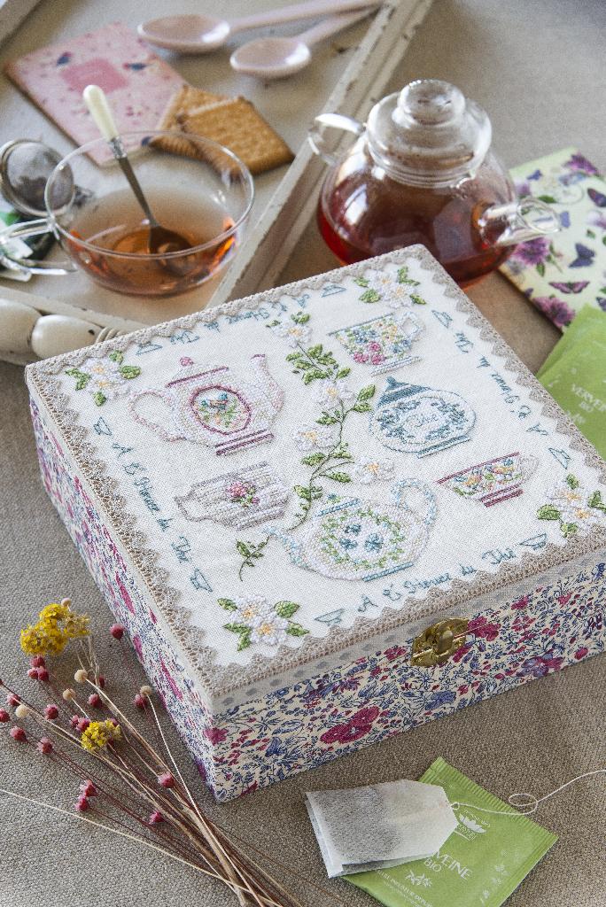 Boîte pour sachets de thé, de Marie-Anne Réthoret-Mélin, Création Point de Croix n°104