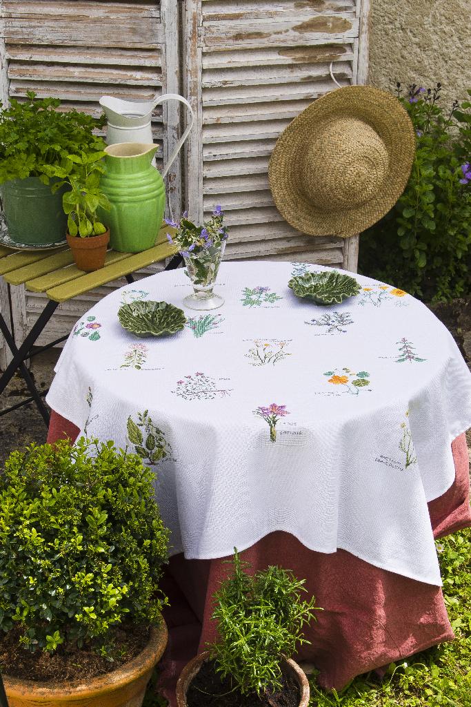 Nappe Herbier de Monique Bonnin, Création Point de Croix n°105