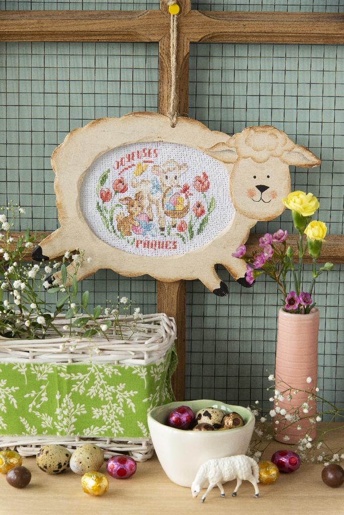 Le mouton fête Pâques  de Véronique Enginger, Création Point de Croix n°105