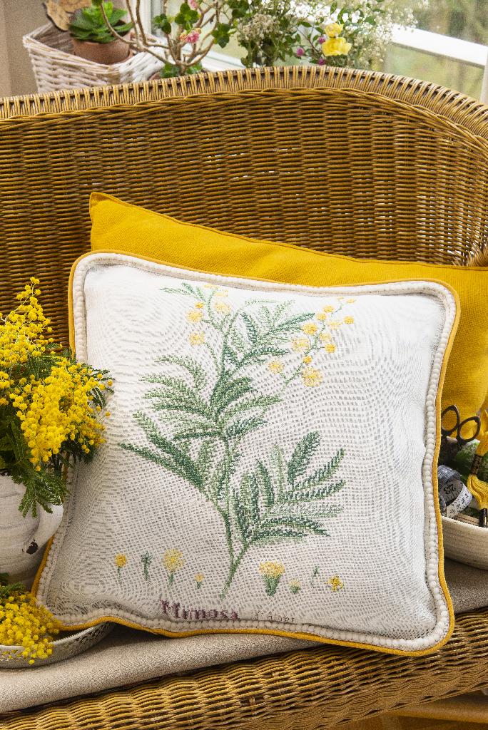 Coussin Mimosa de Monique Bonnin, Création Point de Croix n°105