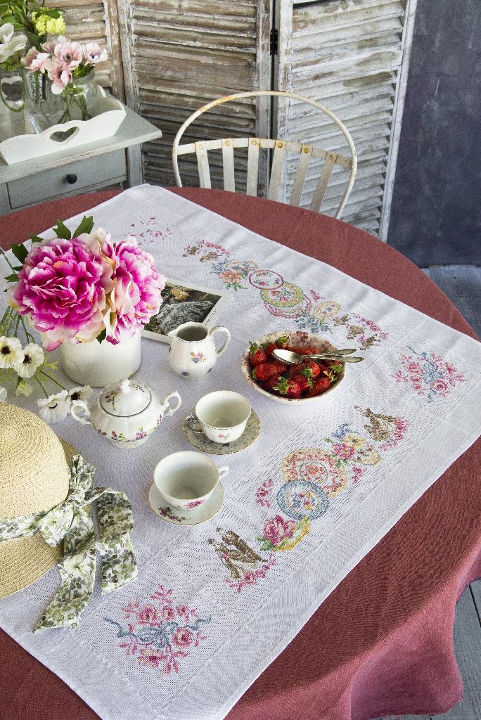 Une nappe de fête de Véronique Enginger, Création Point de Croix n°106