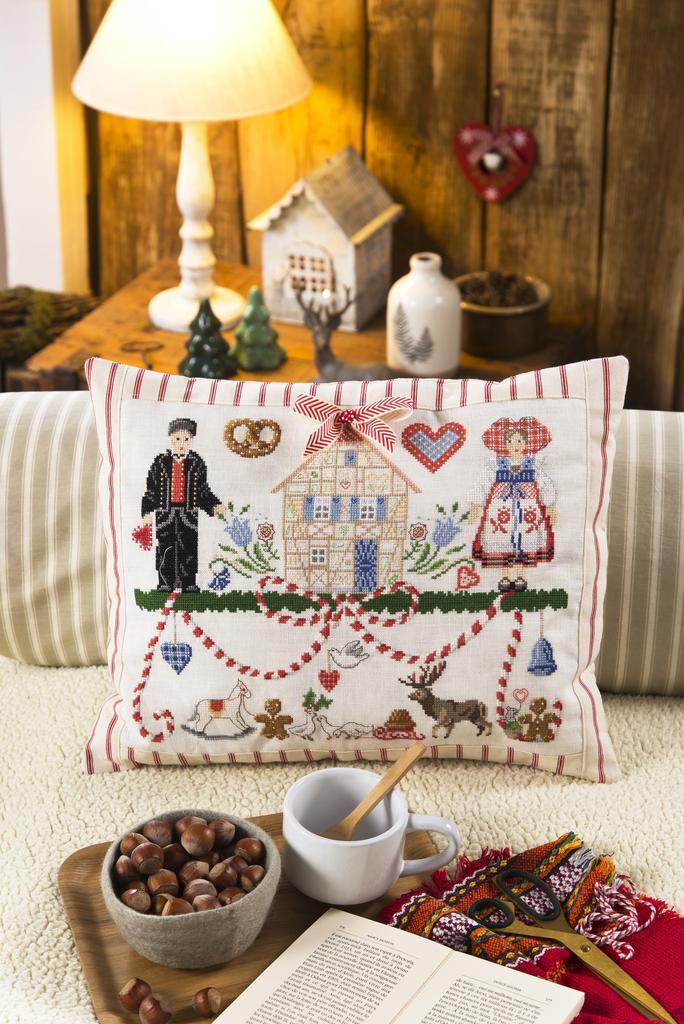 Un coussin chalet d’Alsace, Création Point de Croix n°110